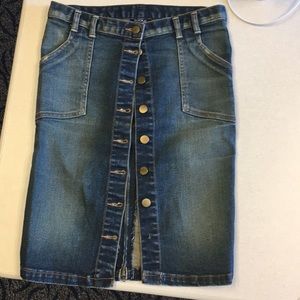 Denim skirt, buttons in front, zip in the back